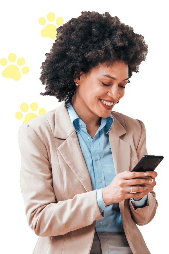 Imagem de uma mulher sorrindo segurando o celular
