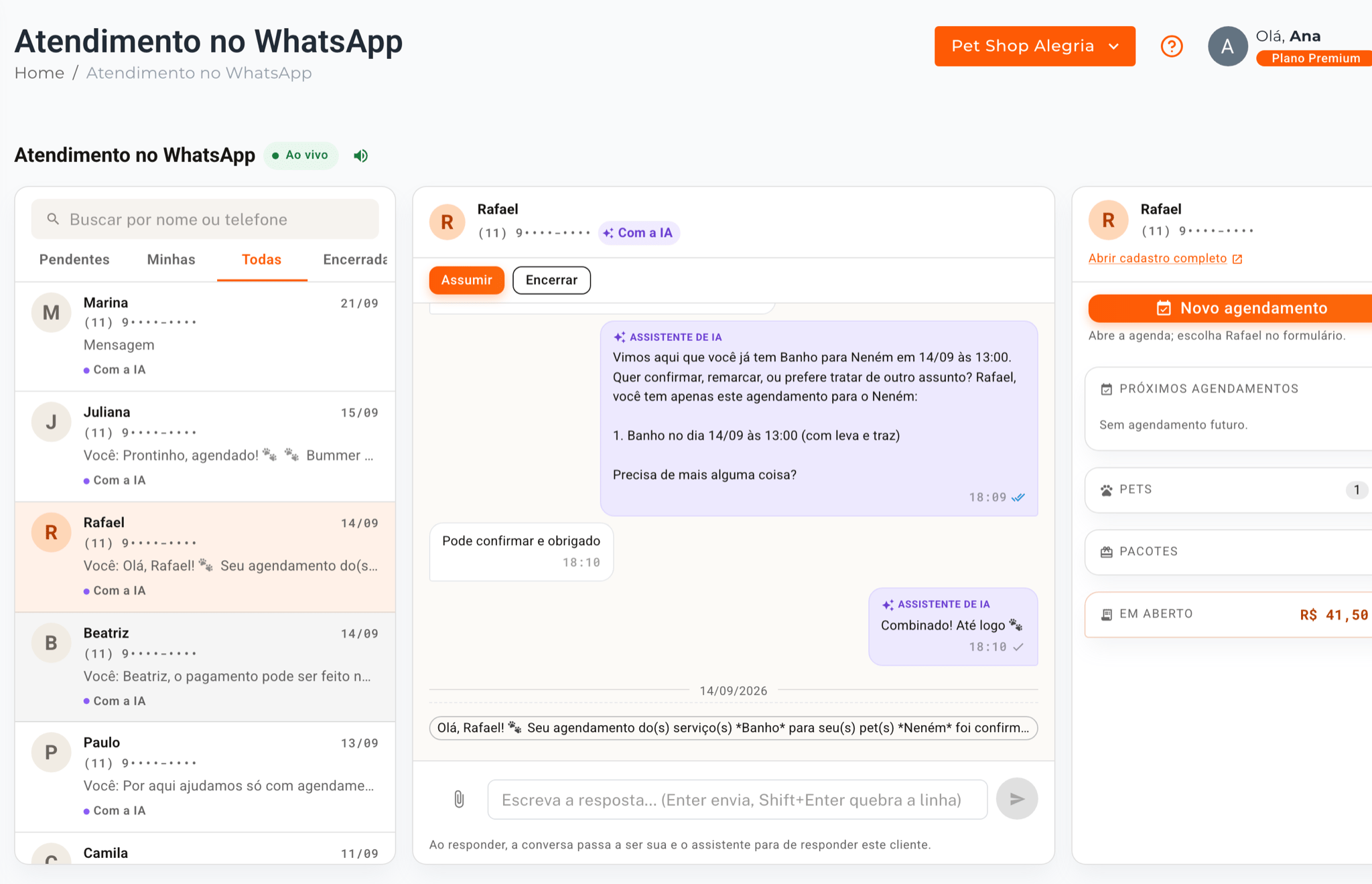 Tela de atendimento no WhatsApp do painel Agenda4Pets: lista de conversas marcadas 'Com a IA', uma conversa em que o assistente de IA confirma um banho, e o painel do cliente com agendamentos, pets, pacotes e comanda em aberto